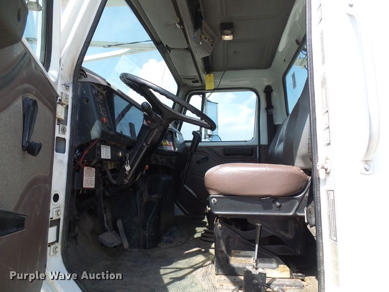 image for item DG1966 2000 International 4800  bucket truck