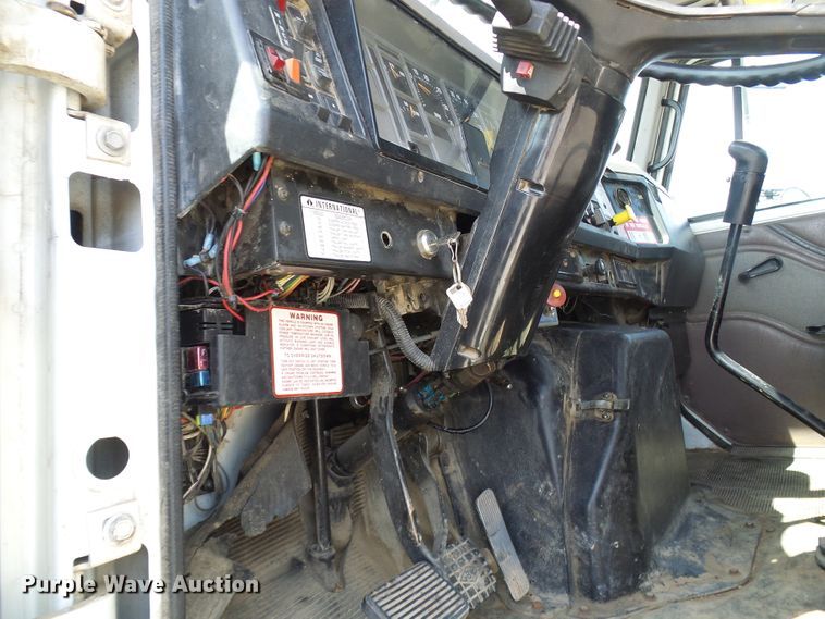 image for item DG1966 2000 International 4800  bucket truck