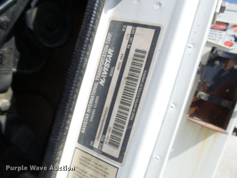 image for item DG1966 2000 International 4800  bucket truck