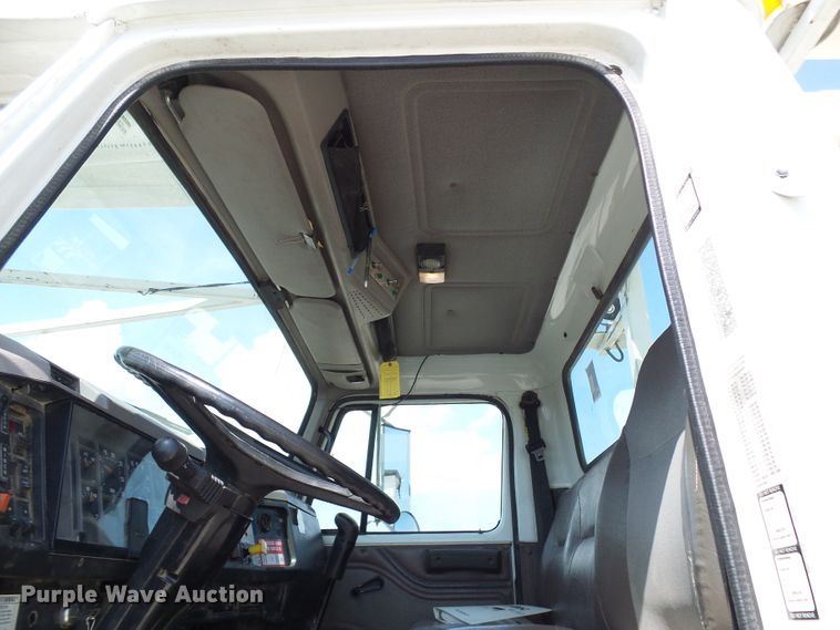 image for item DG1966 2000 International 4800  bucket truck