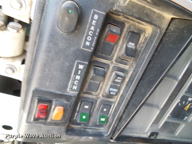 image for item DG1966 2000 International 4800  bucket truck