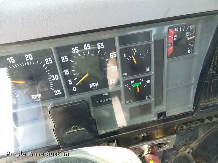 image for item DG1966 2000 International 4800  bucket truck