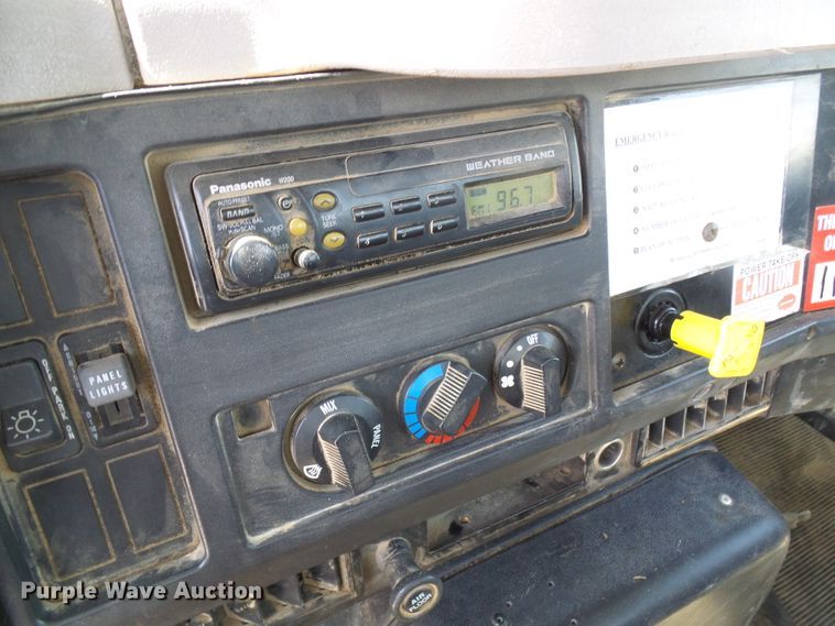 image for item DG1966 2000 International 4800  bucket truck