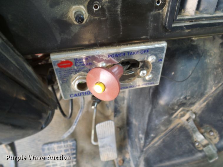 image for item DG1966 2000 International 4800  bucket truck