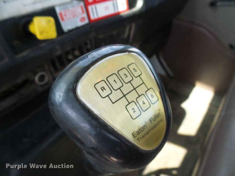 image for item DG1966 2000 International 4800  bucket truck