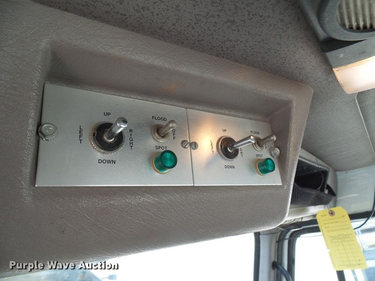 image for item DG1966 2000 International 4800  bucket truck