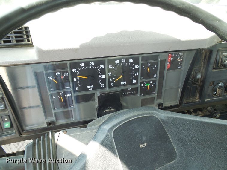 image for item DG1966 2000 International 4800  bucket truck