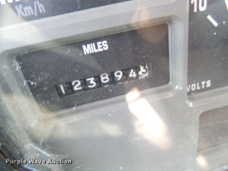 image for item DG1966 2000 International 4800  bucket truck