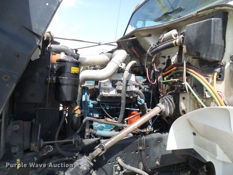 image for item DG1966 2000 International 4800  bucket truck