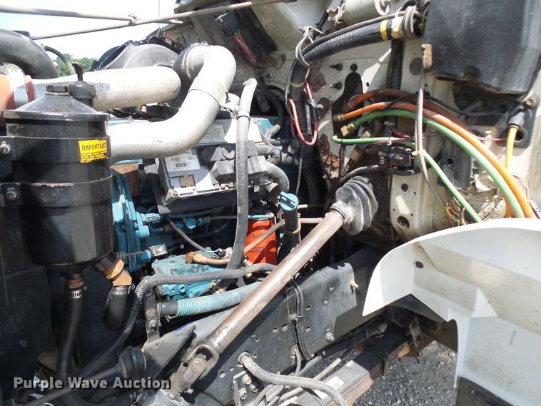 image for item DG1966 2000 International 4800  bucket truck