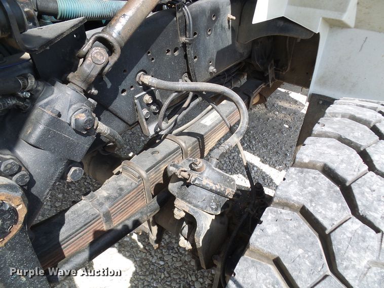 image for item DG1966 2000 International 4800  bucket truck