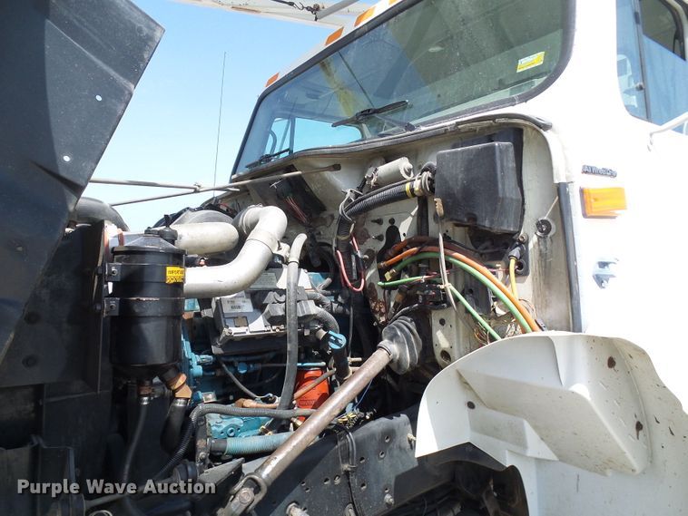 image for item DG1966 2000 International 4800  bucket truck