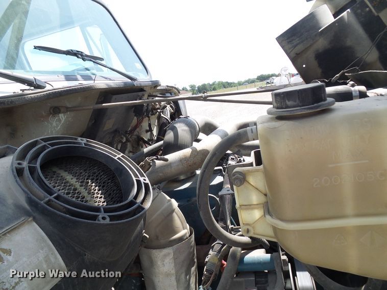 image for item DG1966 2000 International 4800  bucket truck