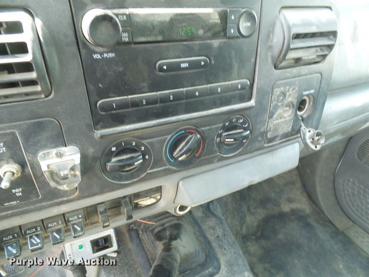 image for item DG1968 2006 Ford F550 Super Duty  bucket truck