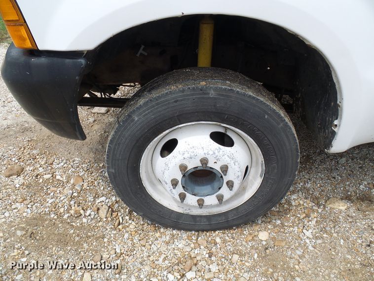 image for item DG2005 2000 Ford F550 Super Duty  utility truck