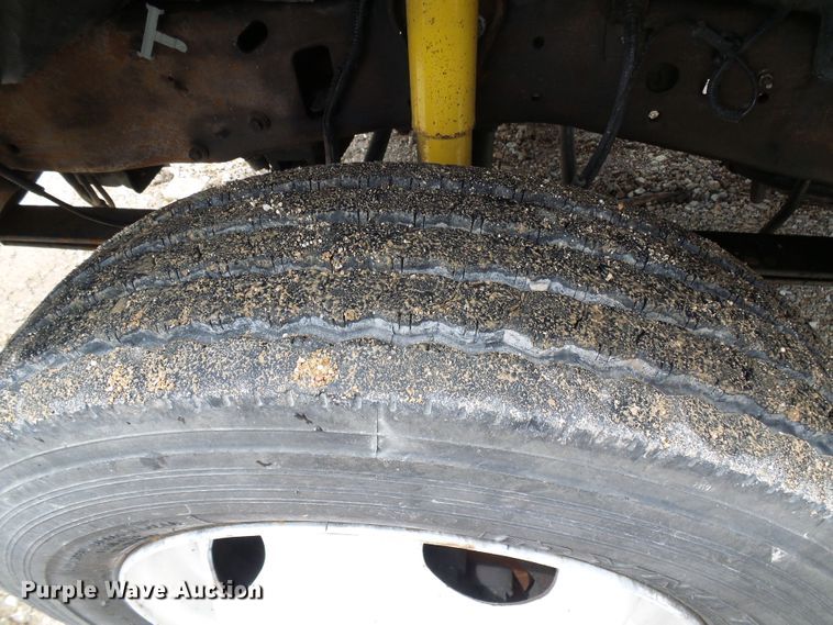 image for item DG2005 2000 Ford F550 Super Duty  utility truck