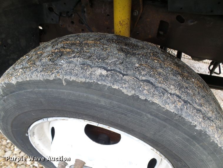 image for item DG2005 2000 Ford F550 Super Duty  utility truck