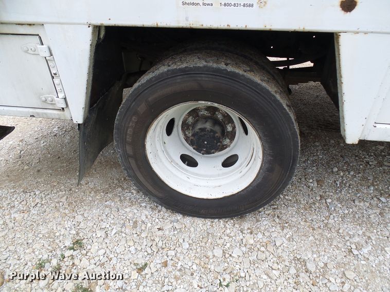 image for item DG2005 2000 Ford F550 Super Duty  utility truck