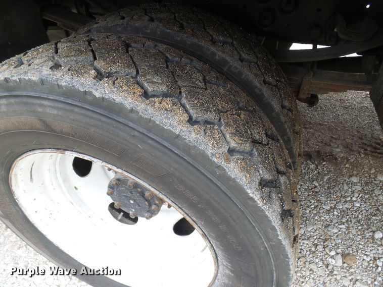 image for item DG2005 2000 Ford F550 Super Duty  utility truck