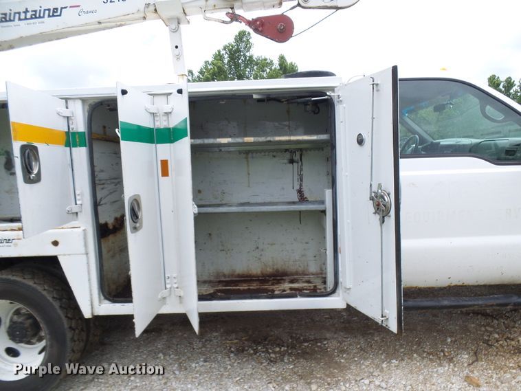image for item DG2005 2000 Ford F550 Super Duty  utility truck