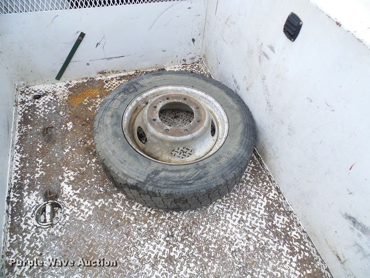 image for item DG2005 2000 Ford F550 Super Duty  utility truck