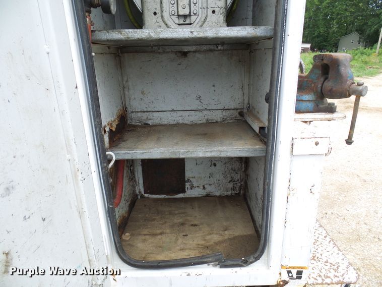image for item DG2005 2000 Ford F550 Super Duty  utility truck