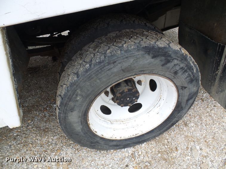 image for item DG2005 2000 Ford F550 Super Duty  utility truck