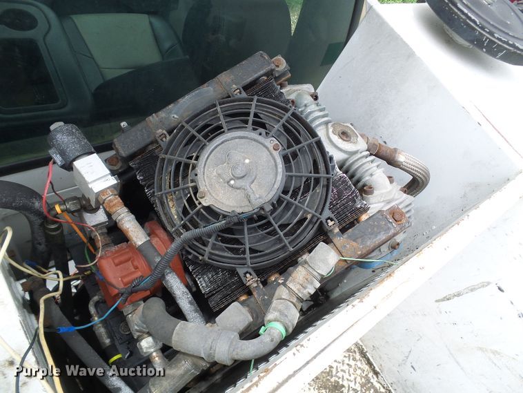 image for item DG2005 2000 Ford F550 Super Duty  utility truck