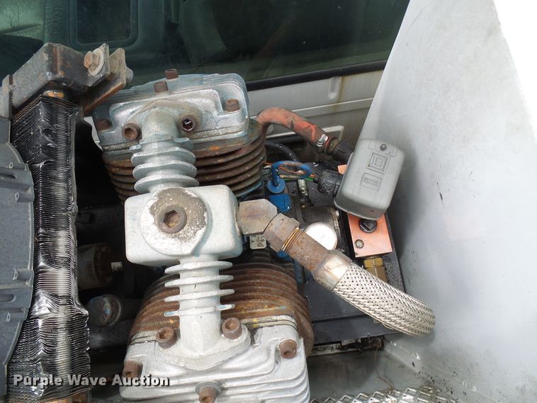 image for item DG2005 2000 Ford F550 Super Duty  utility truck