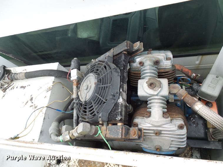 image for item DG2005 2000 Ford F550 Super Duty  utility truck