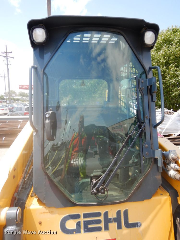 image for item DG2663 2014 Gehl R220  skid steer loader