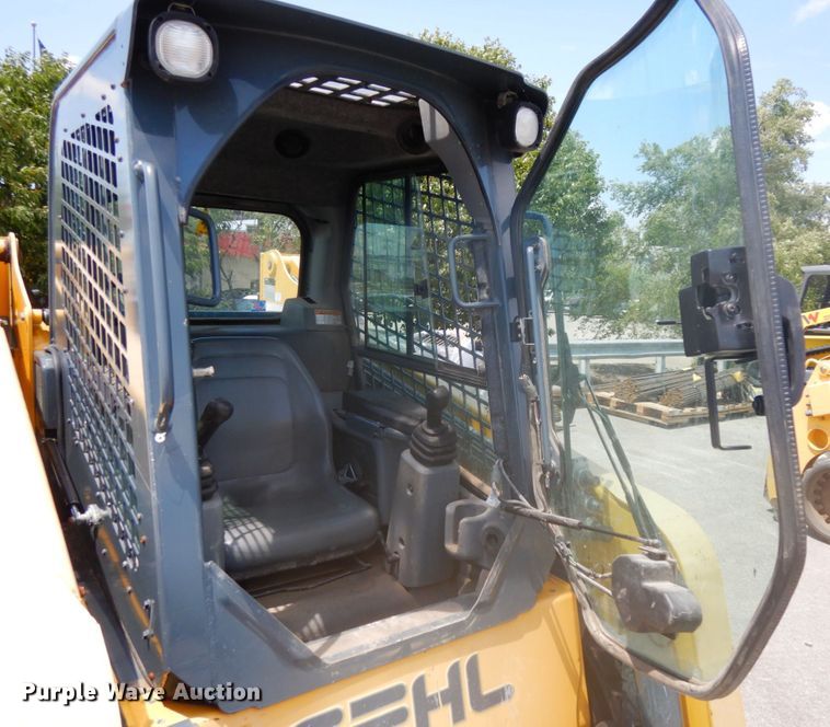 image for item DG2663 2014 Gehl R220  skid steer loader