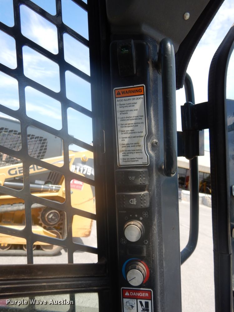 image for item DG2663 2014 Gehl R220  skid steer loader