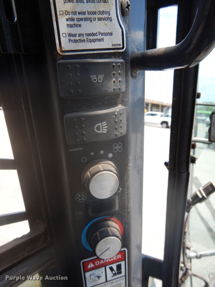 image for item DG2663 2014 Gehl R220  skid steer loader