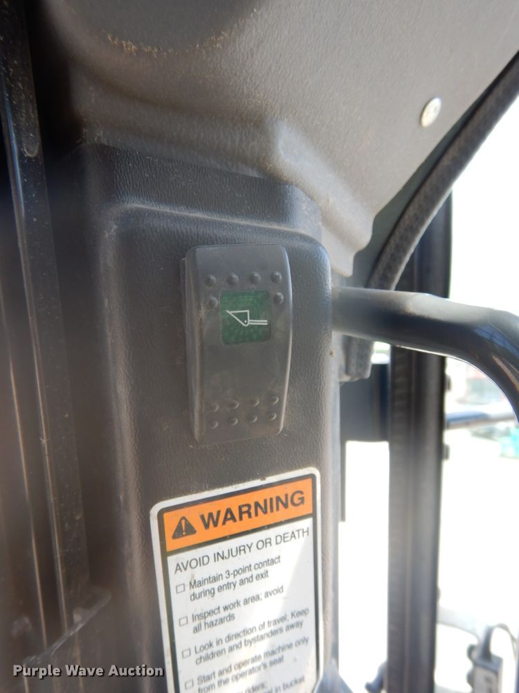 image for item DG2663 2014 Gehl R220  skid steer loader