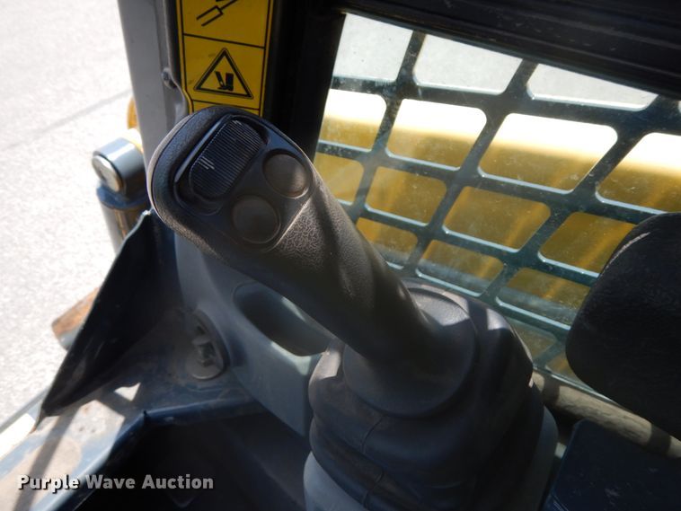 image for item DG2663 2014 Gehl R220  skid steer loader