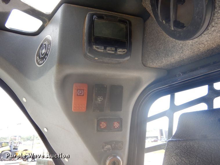 image for item DG2663 2014 Gehl R220  skid steer loader