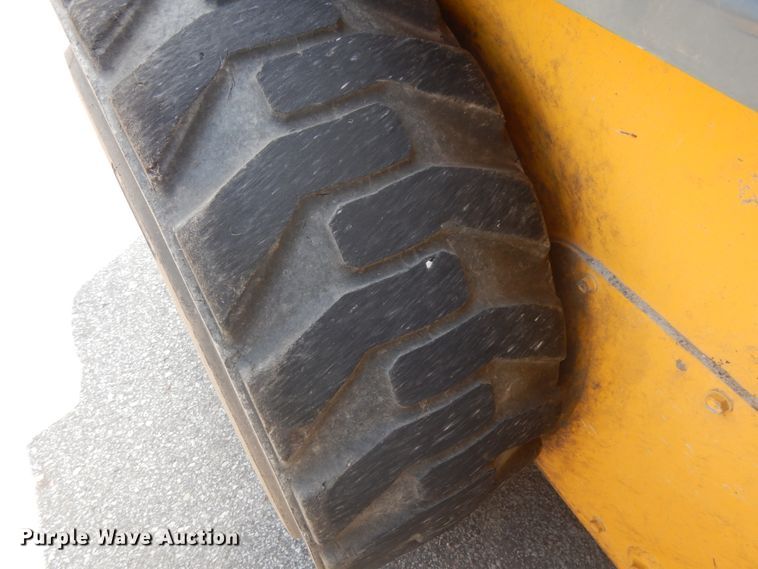 image for item DG2663 2014 Gehl R220  skid steer loader