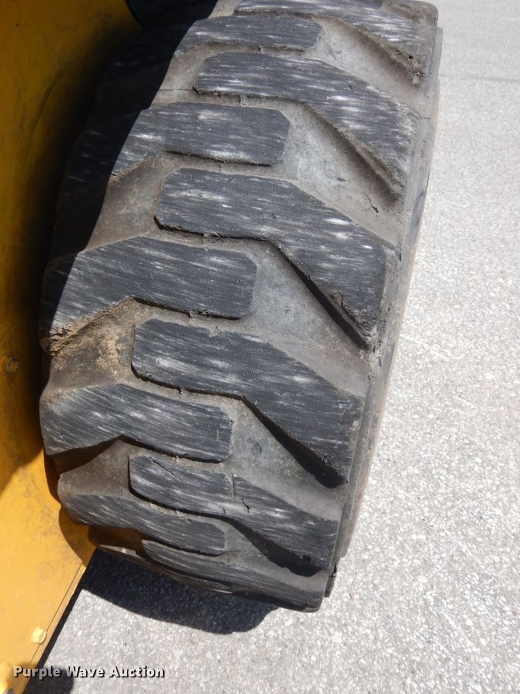 image for item DG2663 2014 Gehl R220  skid steer loader