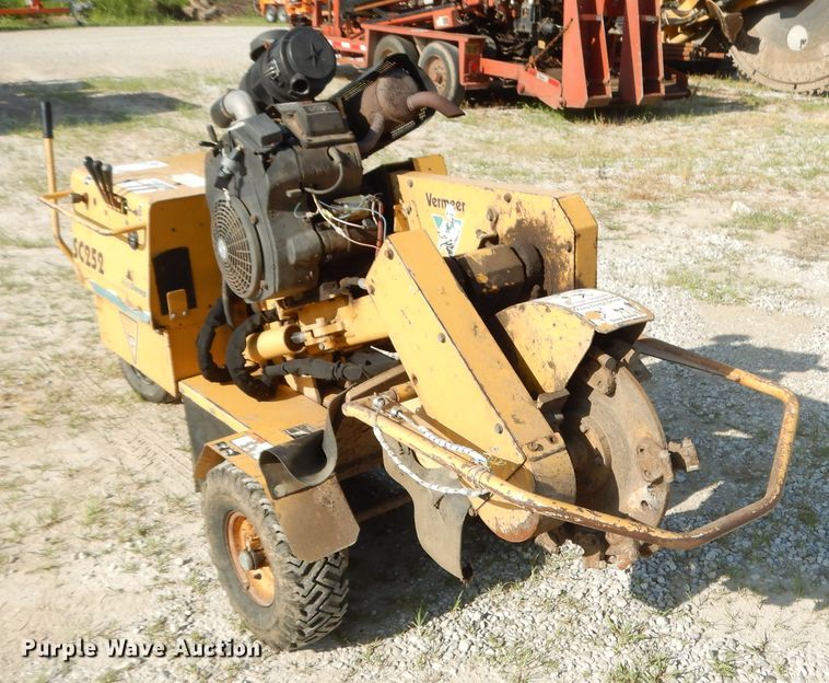 image for item DG7964 2001 Vermeer SC252 stump grinder