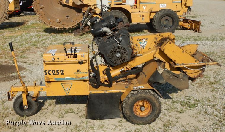 image for item DG7964 2001 Vermeer SC252 stump grinder