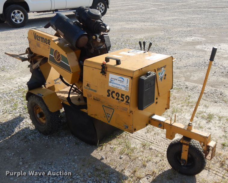 image for item DG7964 2001 Vermeer SC252 stump grinder
