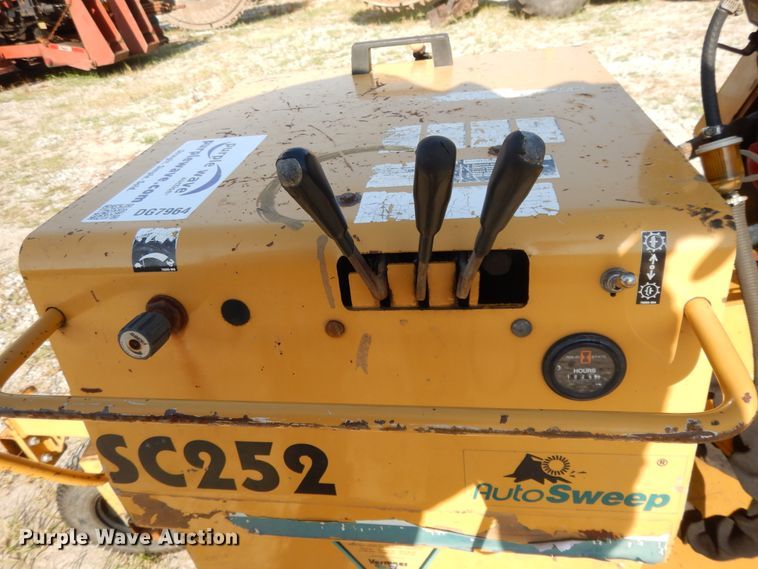 image for item DG7964 2001 Vermeer SC252 stump grinder