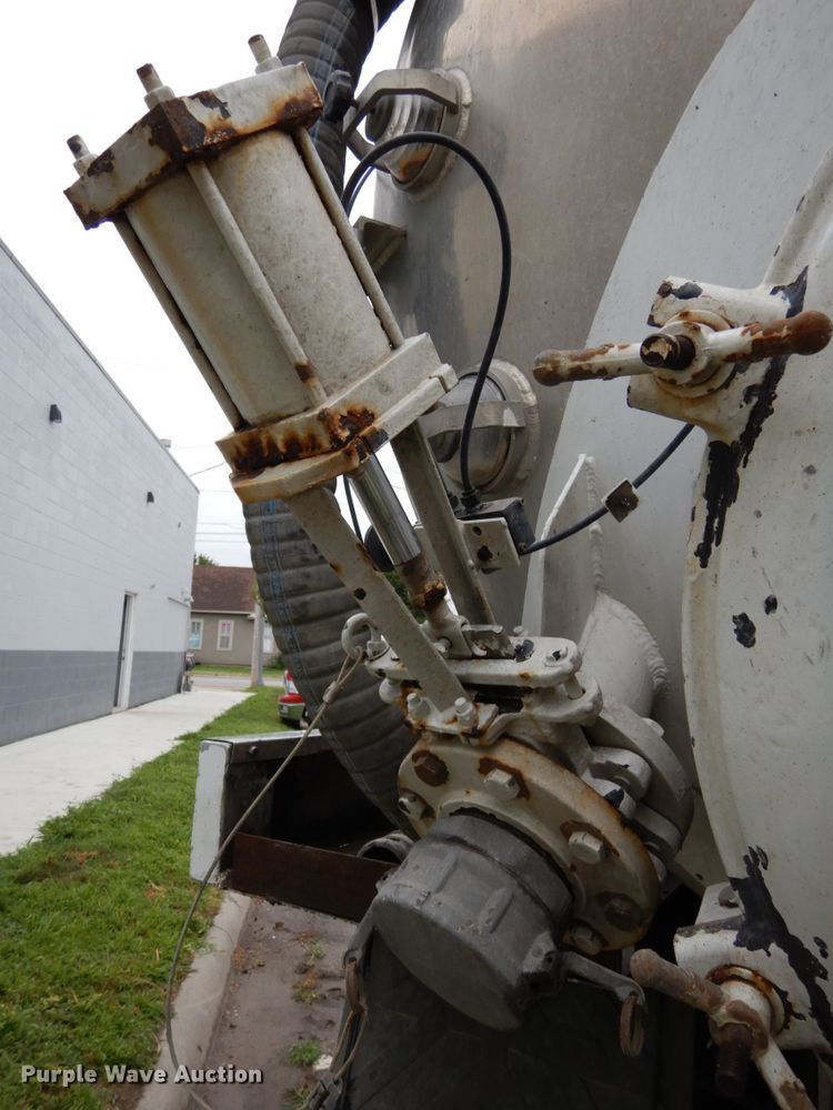 image for item DH6509 2009 Kenworth T800  vacuum truck