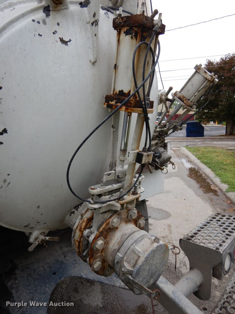 image for item DH6509 2009 Kenworth T800  vacuum truck