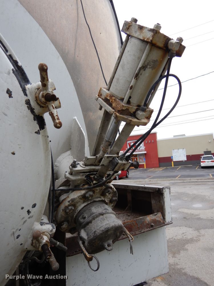 image for item DH6509 2009 Kenworth T800  vacuum truck