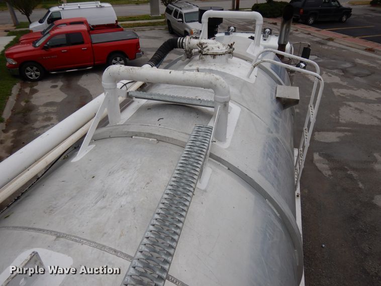 image for item DH6509 2009 Kenworth T800  vacuum truck