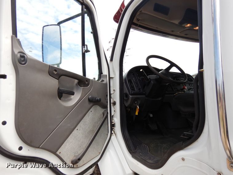 image for item DH6514 2006 Freightliner Business Class M2  hook lift truck