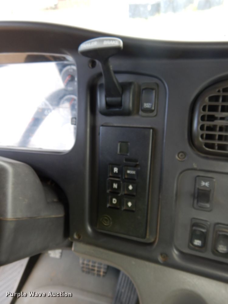 image for item DH6514 2006 Freightliner Business Class M2  hook lift truck