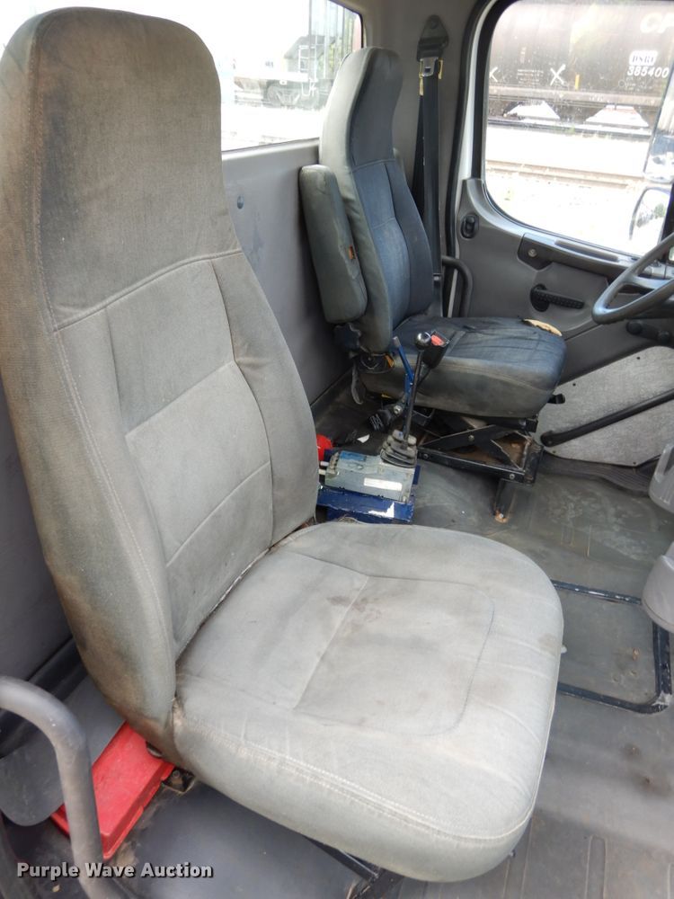 image for item DH6514 2006 Freightliner Business Class M2  hook lift truck